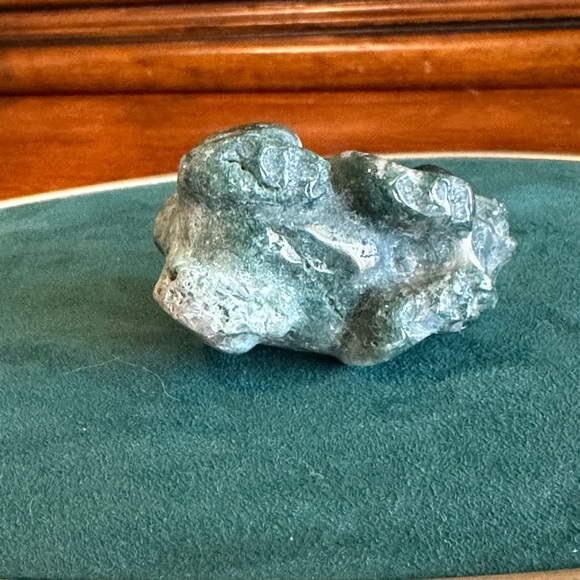 Moss Agate bunny rabbit. With a bit of druzy on bottom. 1.5 inch - Picture 5 of 5